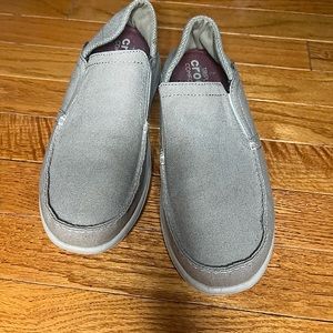 Croc Shoes Mens 7. (Dust in the bottom)